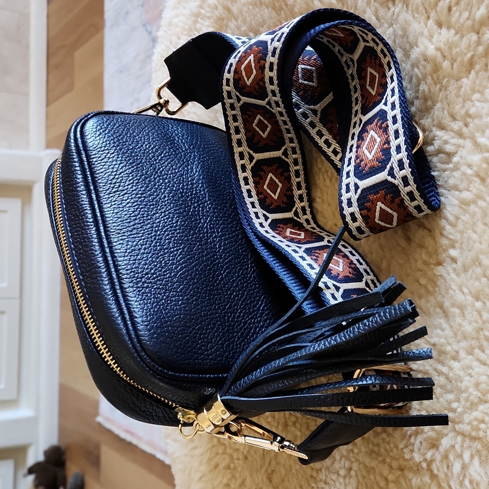 Beautiful NWOT Italian Leather Camera Bag Style Crossbody with Big Strap 🇮🇹